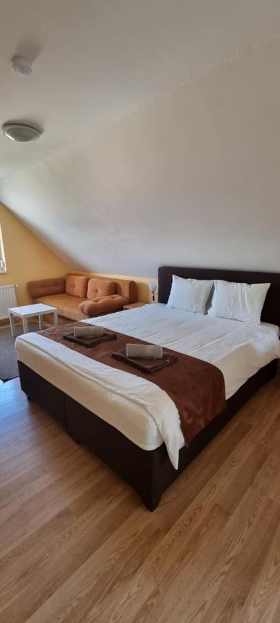 Joy Guesthouse Siófok Eksteriør billede